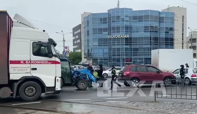 ДТП Харьков: Трактор врезался в легковушку на Клочковской